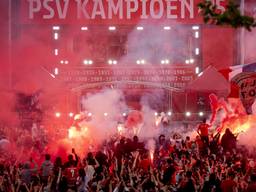 Rook en fakkels bij de huldiging in 2024 (foto: ANP).