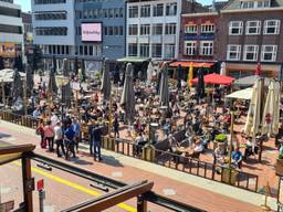 De terrassen zijn weer open, meteen lange rijen